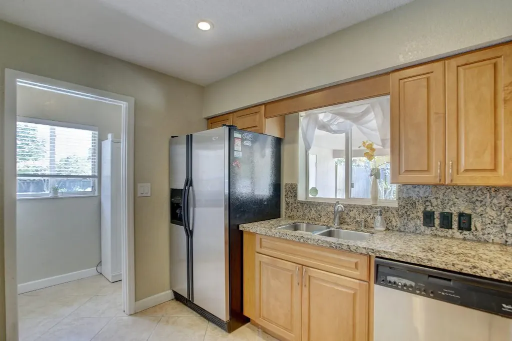 808 SE 13 Court Deerfield Beach FL 33441