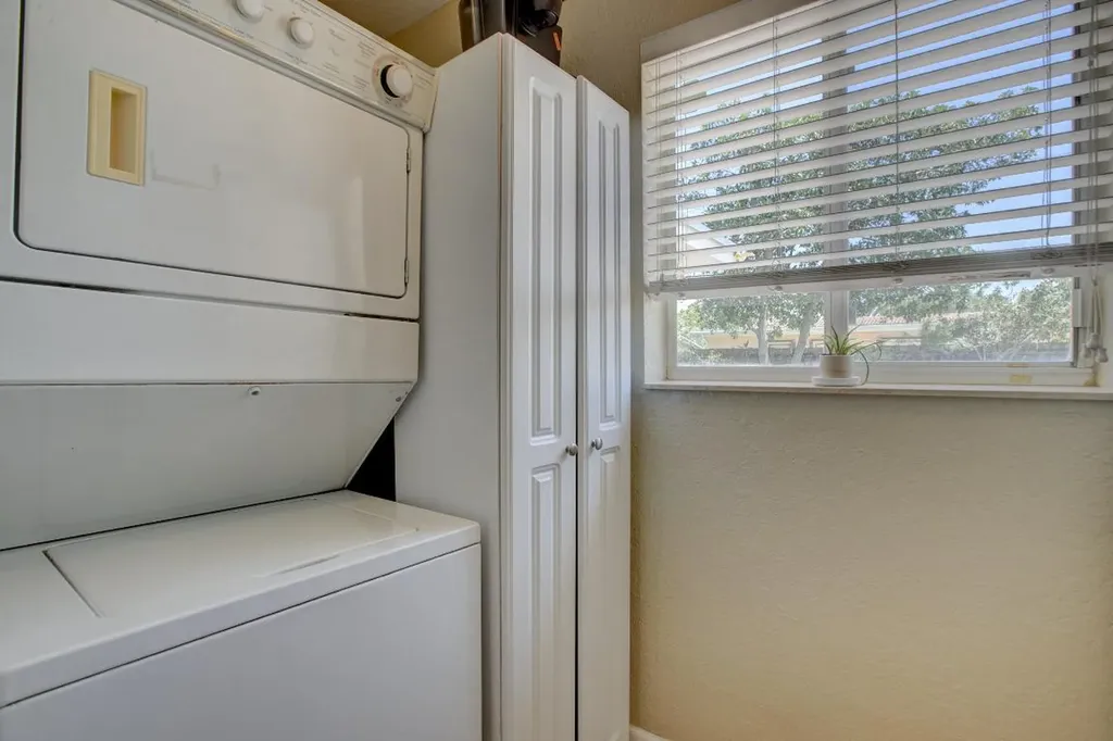 808 SE 13 Court Deerfield Beach FL 33441