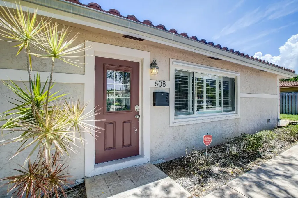 808 SE 13 Court Deerfield Beach FL 33441