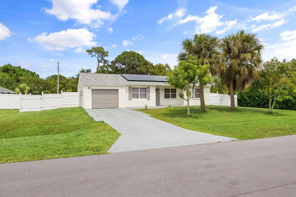 2210 SE Heathwood Circle Port St Lucie FL 34952