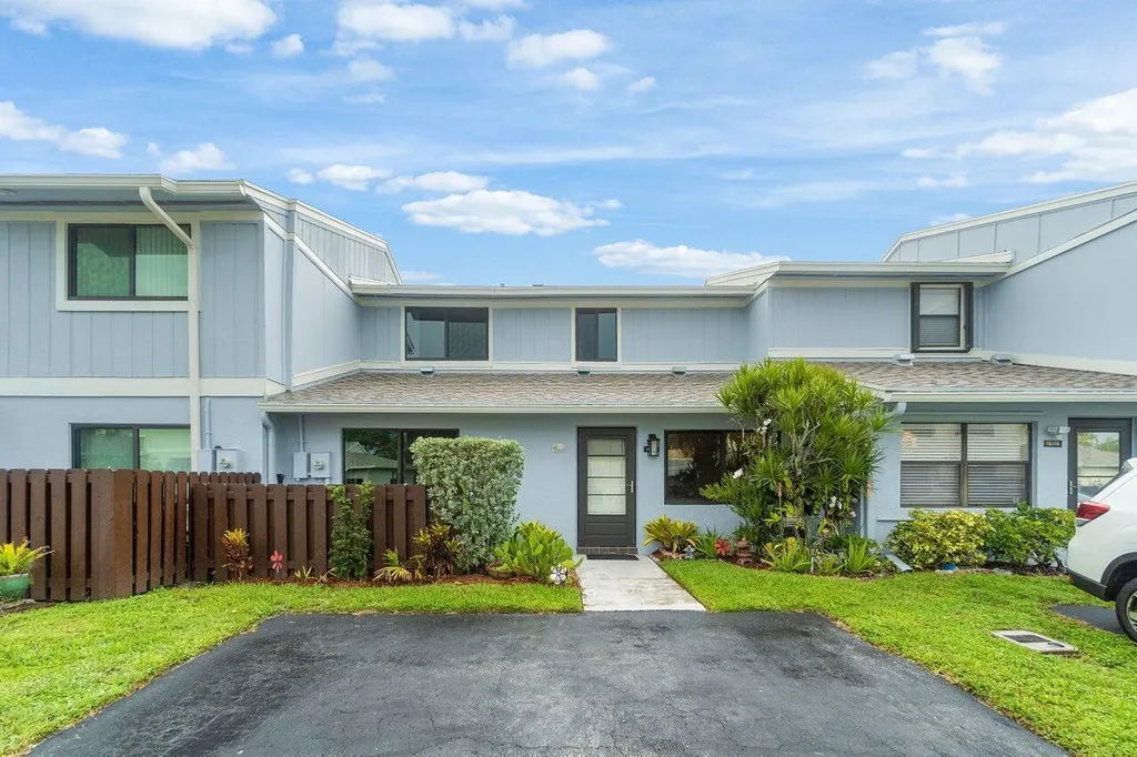 16318 Country Lake Circle Delray Beach FL 33484