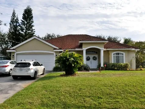 464 SW Balfour Avenue Port St Lucie FL 34953