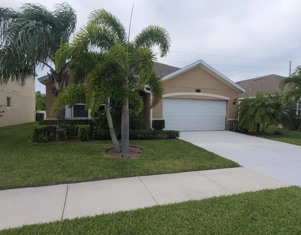 1527 Lexington Square SW Vero Beach FL 32962