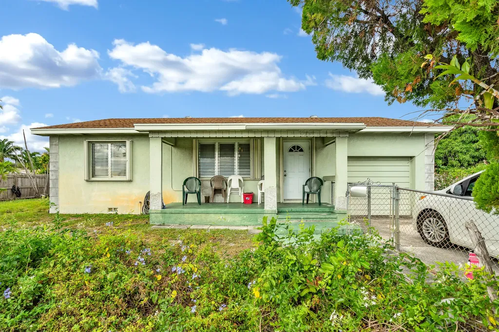 915 Ridge Road Lantana FL 33462