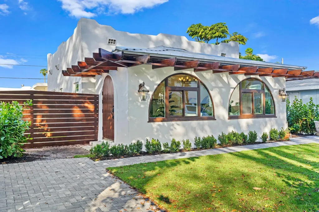 1505 N Palmway Lake Worth Beach FL 33460