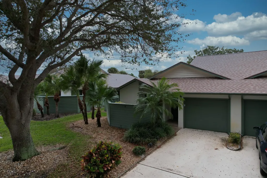 6813 SE Bunker Hill Drive Hobe Sound FL 33455