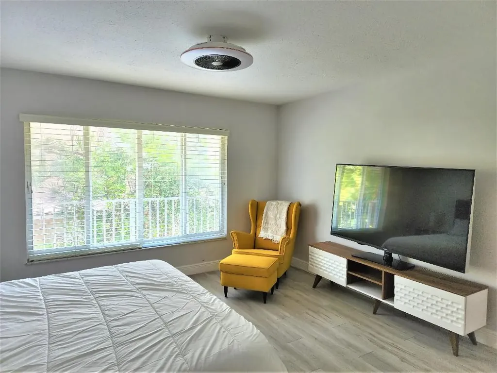 572 SE 20th Avenue Deerfield Beach FL 33441