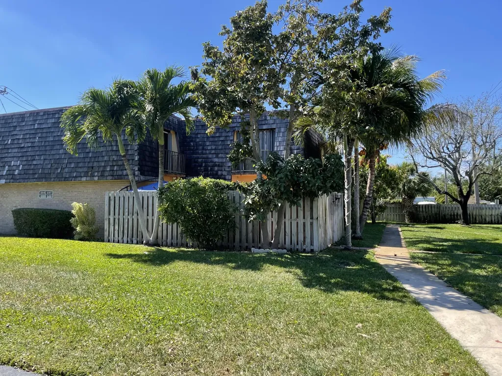 300 Woodland Road Palm Springs FL 33461
