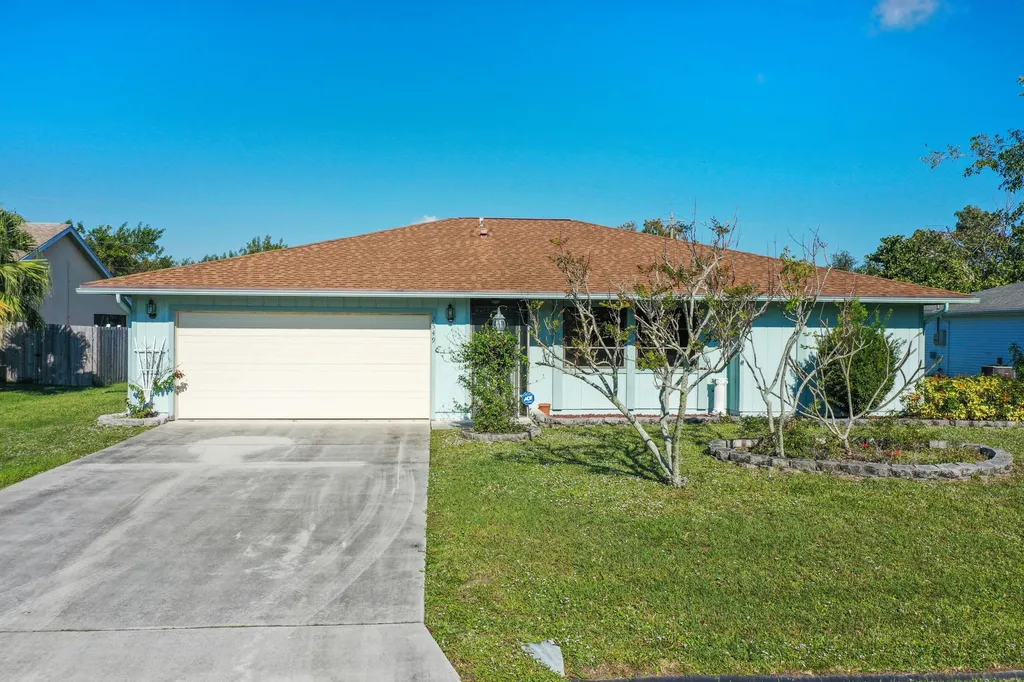 2549 SE Victory Avenue Port St Lucie FL 34952