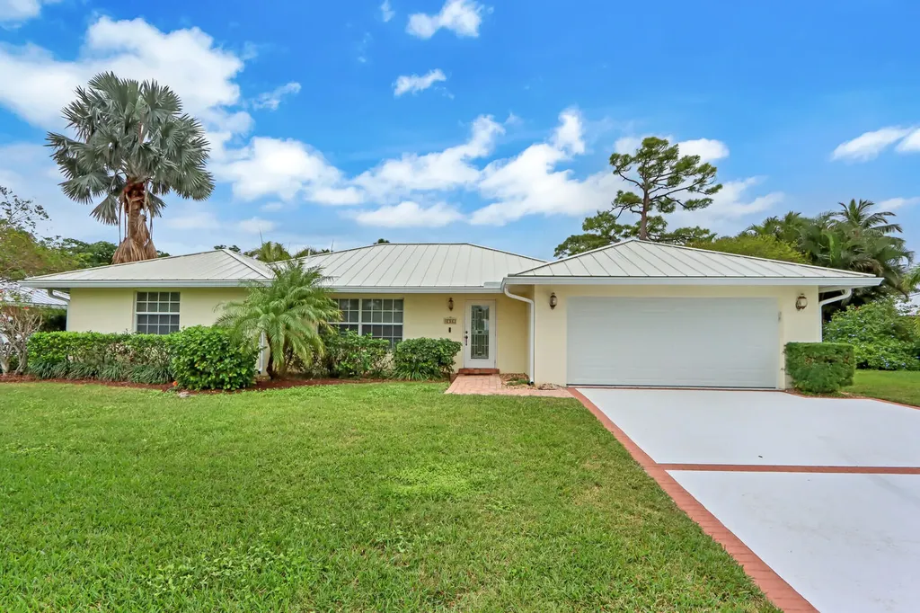 8702 SE Soundings Place Hobe Sound FL 33455