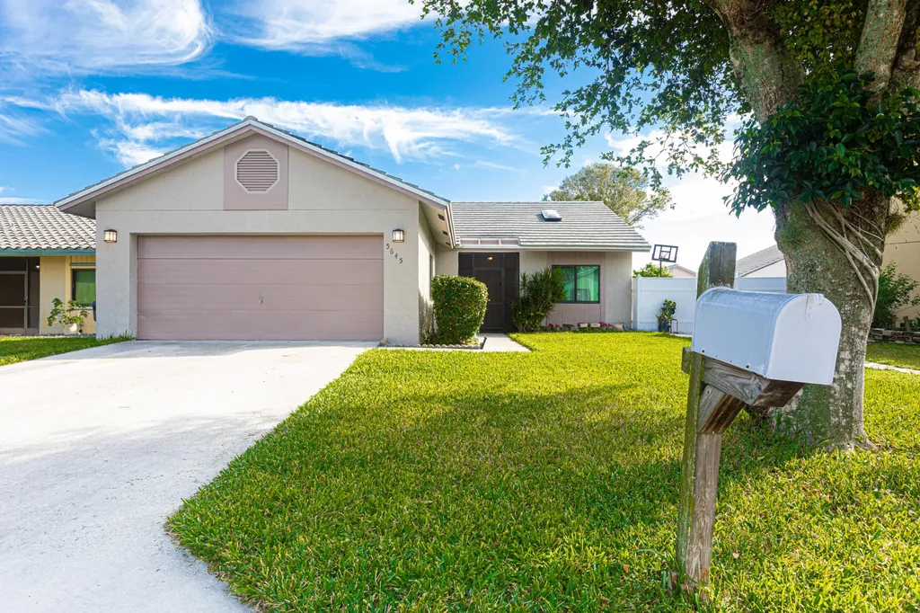 5645 Strawberry Lakes Circle Lake Worth FL 33463