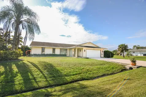 992 SE Breakwater Avenue Port St Lucie FL 34983