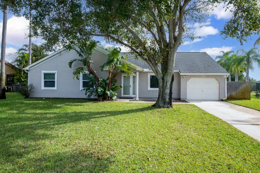 1517 SE South Balcourt Court Port St Lucie FL 34952