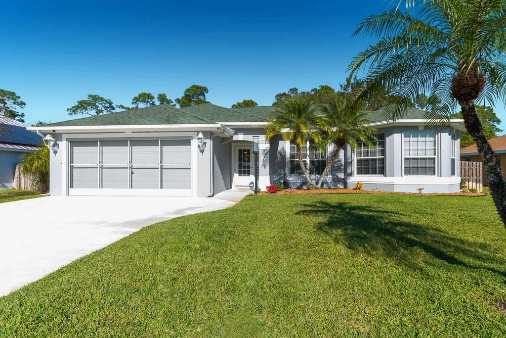 527 SE Greenway Terrace Port St Lucie FL 34983