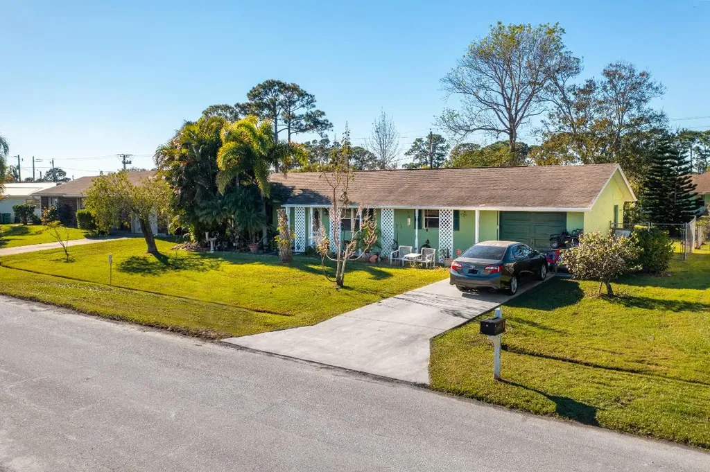 1642 SE Mistletoe Street Port St Lucie FL 34983