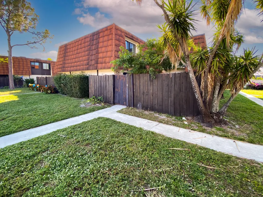 2104 White Pine Circle Greenacres FL 33415