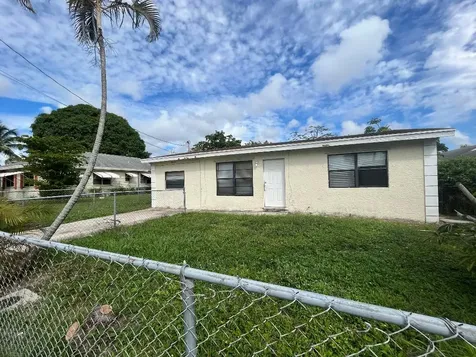 1213 Pioneer Road Mangonia Park FL 33407
