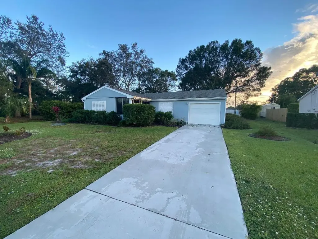 588 SE Chapman Avenue Port St Lucie FL 34984