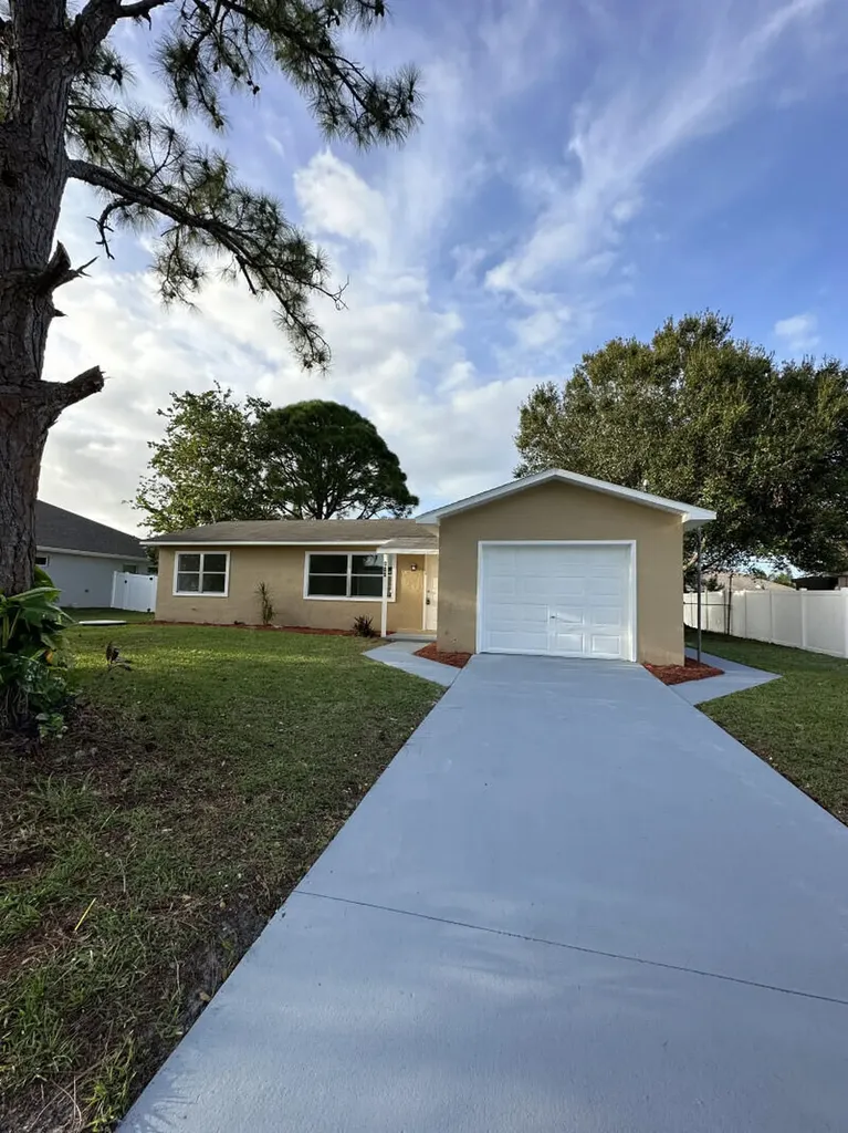 985 SW John Maccormack Terrace Port St Lucie FL 34953