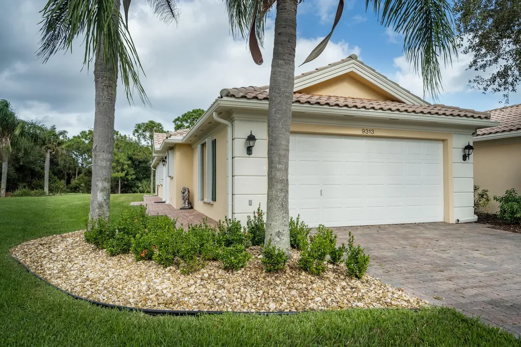 9313 SE Hawks Nest Court Hobe Sound FL 33455