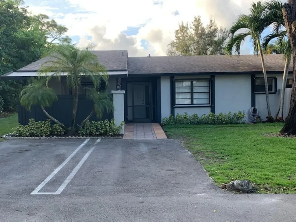 10 Seneca Court Royal Palm Beach FL 33411