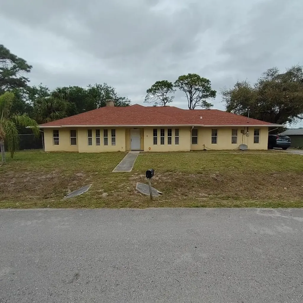 2002 Avienda Avenue Fort Pierce FL 34946