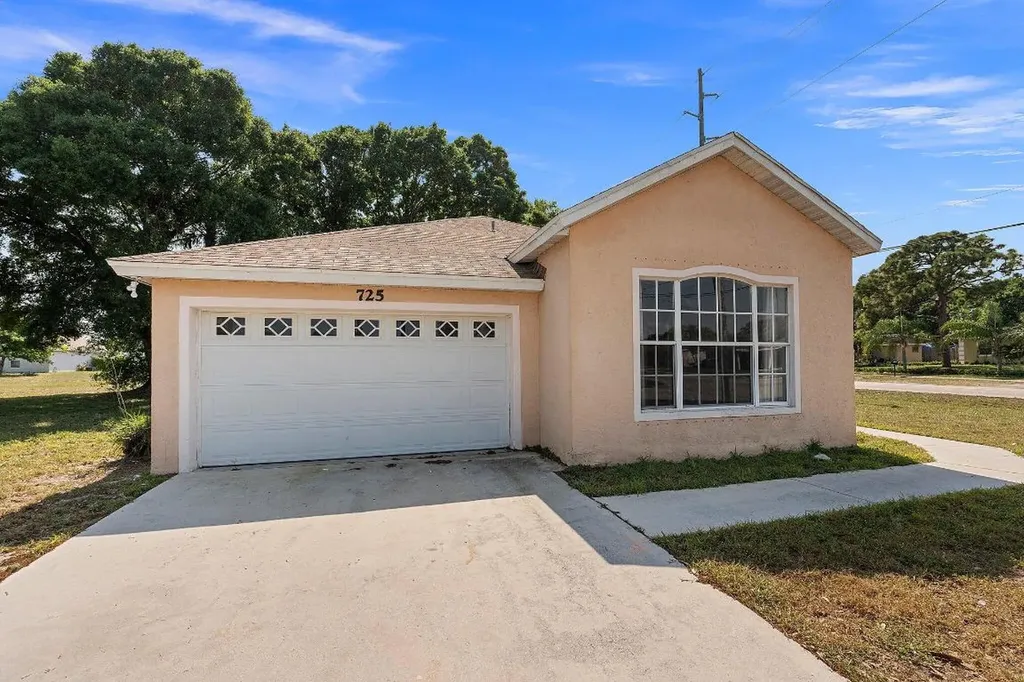 725 Roselyn Avenue Fort Pierce FL 34982