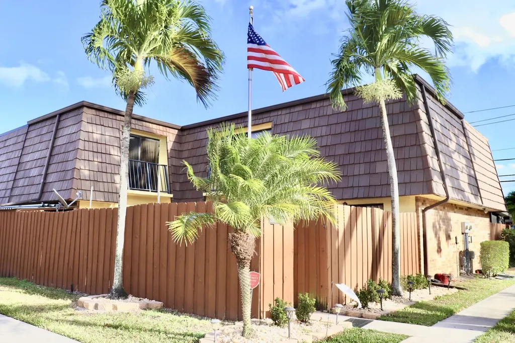 1021 Springdale Circle Palm Springs FL 33461
