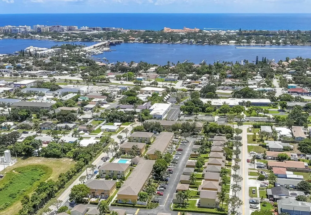 408 W Bloxham Street Lantana FL 33462