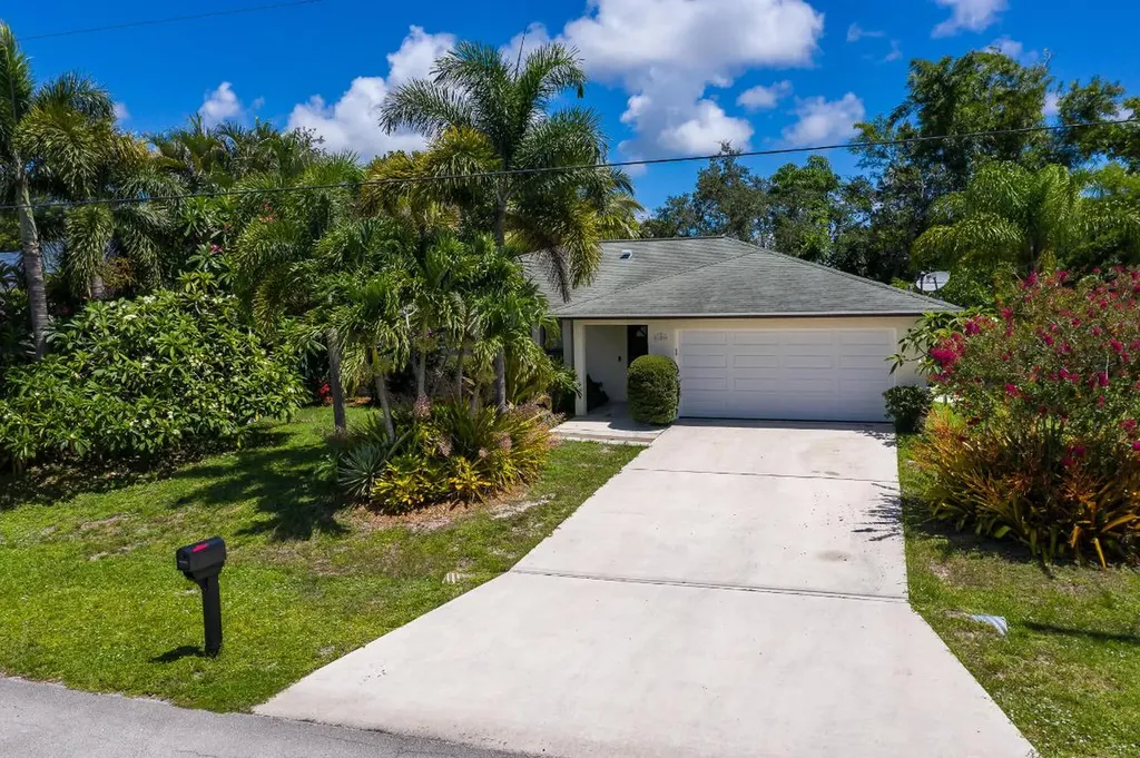 1007 SE Lansdowne Avenue Port St Lucie FL 34983