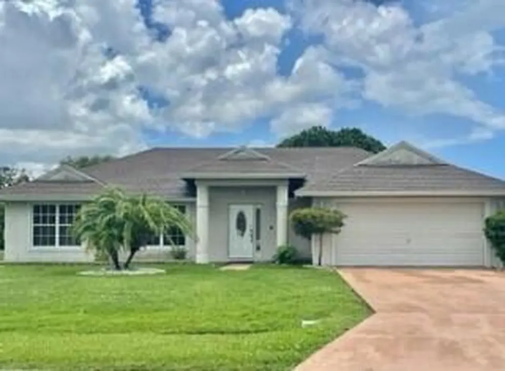 985 SE Breakwater Avenue Port St Lucie FL 34983