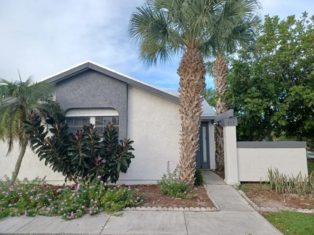 253 SW Sterret Circle Port St Lucie FL 34953
