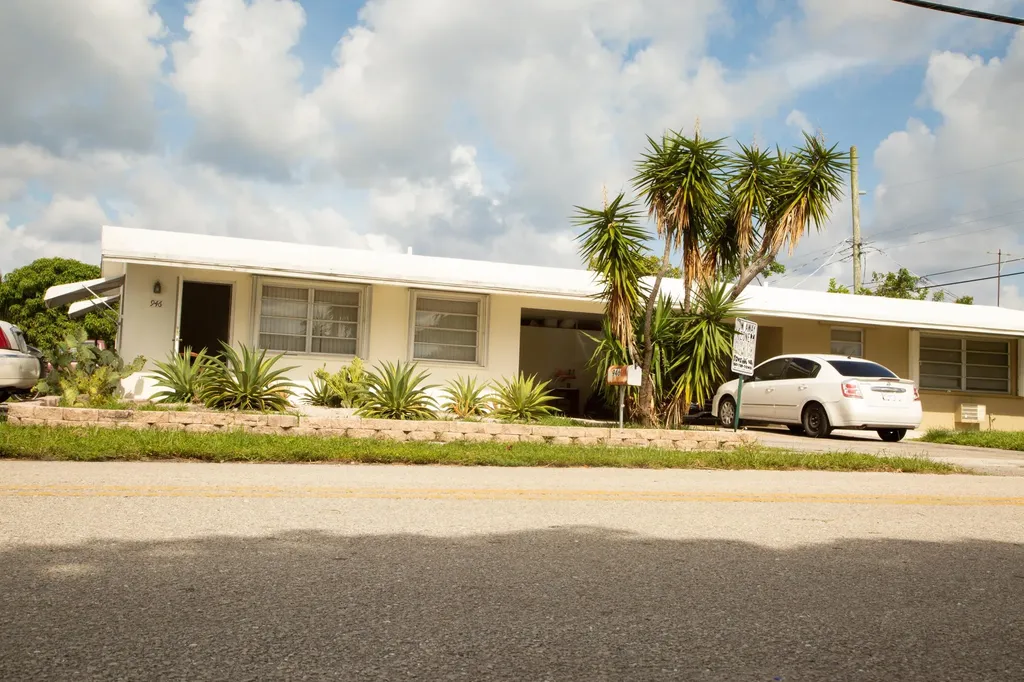 946 Ridge Road Lantana FL 33462