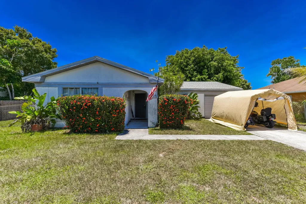 1475 SE Grapeland Avenue Port St Lucie FL 34952