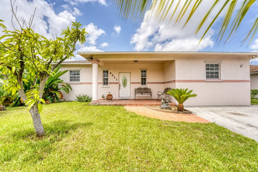 4211 SW 28th Street West Park FL 33023