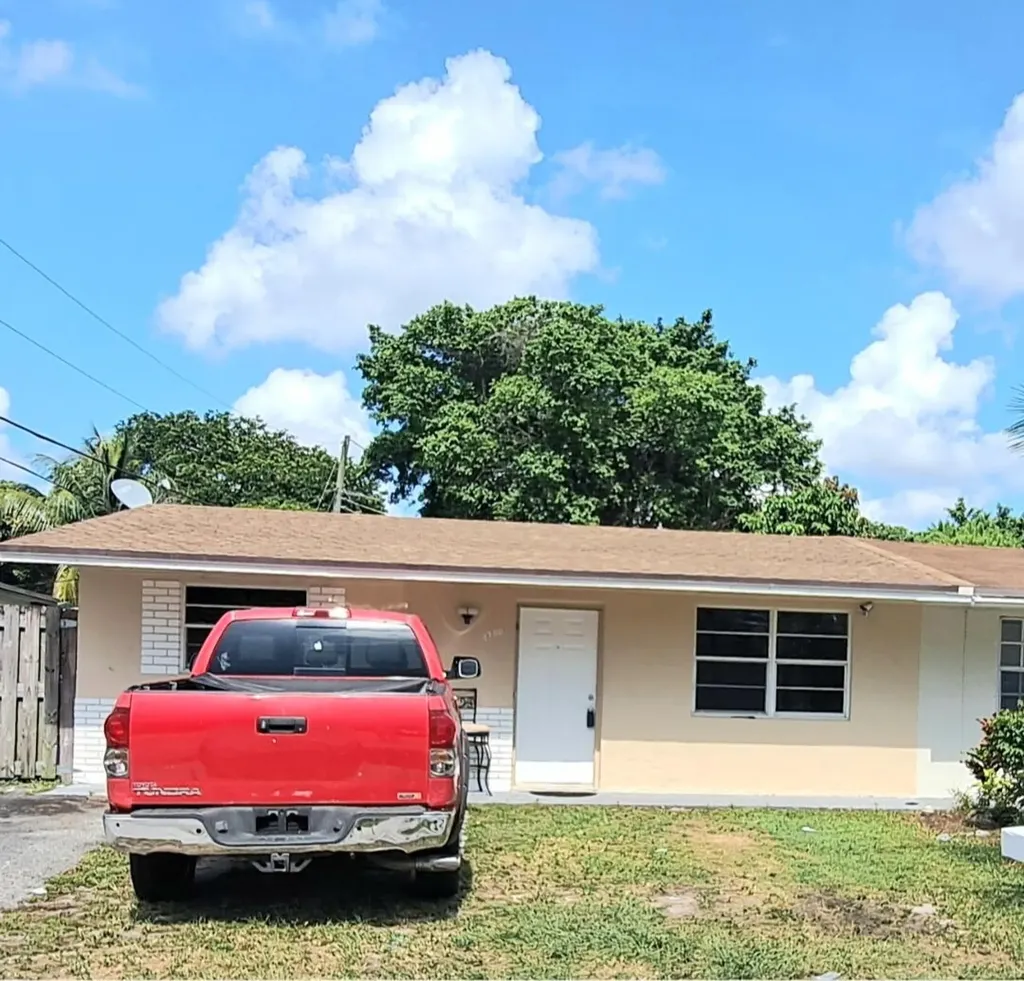 1700 SW 70th Avenue North Lauderdale FL 33068