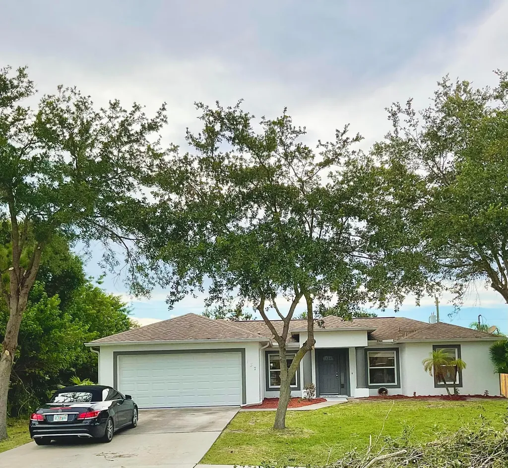 137 SW Thornhill Drive Port St Lucie FL 34984
