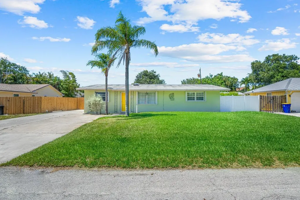 8021 SE Evergreen Street Hobe Sound FL 33455