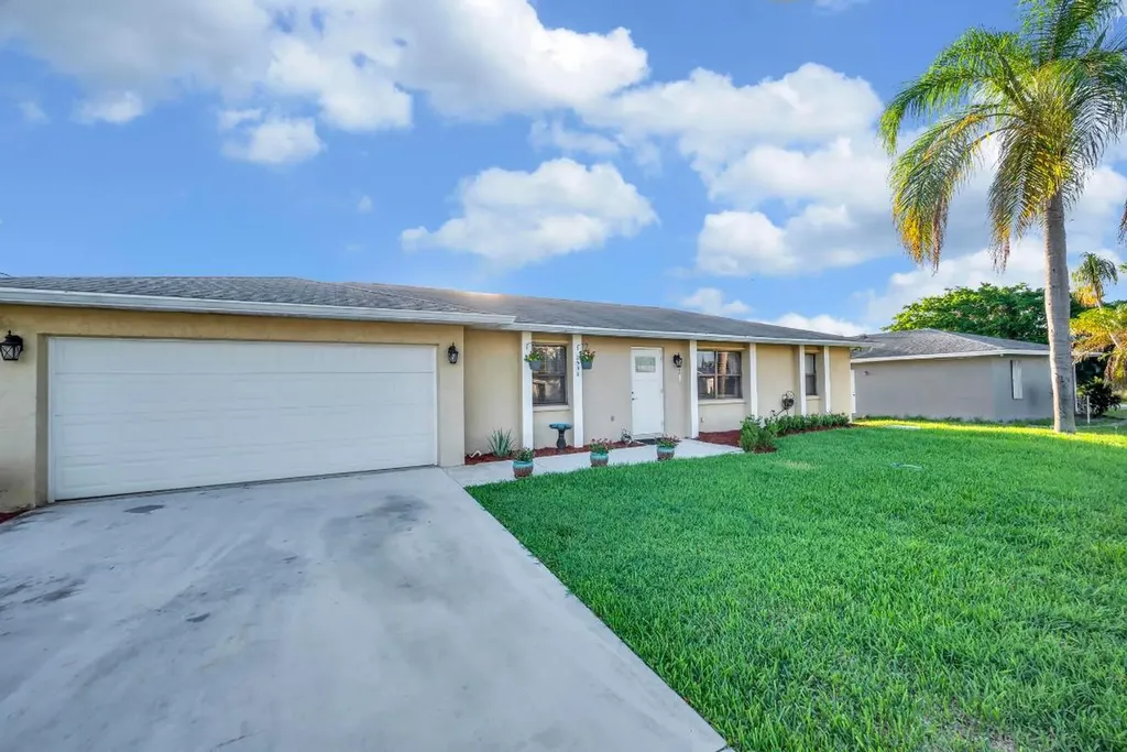 2558 SE Hemsing Street Port St Lucie FL 34984