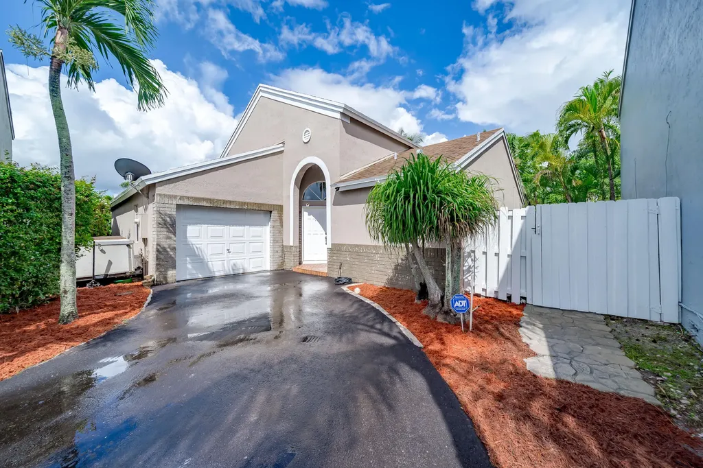 10791 SW 10th Place Davie FL 33324