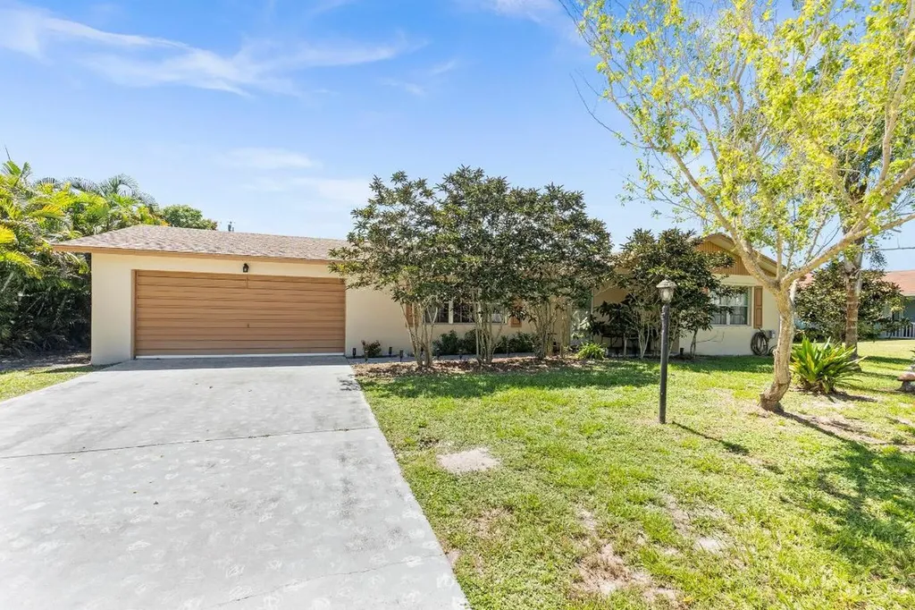 562 SE Keyes Street Port St Lucie FL 34983