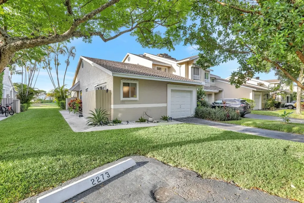 2273 Discovery Circle W Deerfield Beach FL 33442
