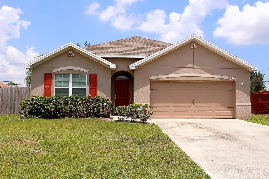 2425 SW Falcon Circle Port St Lucie FL 34953