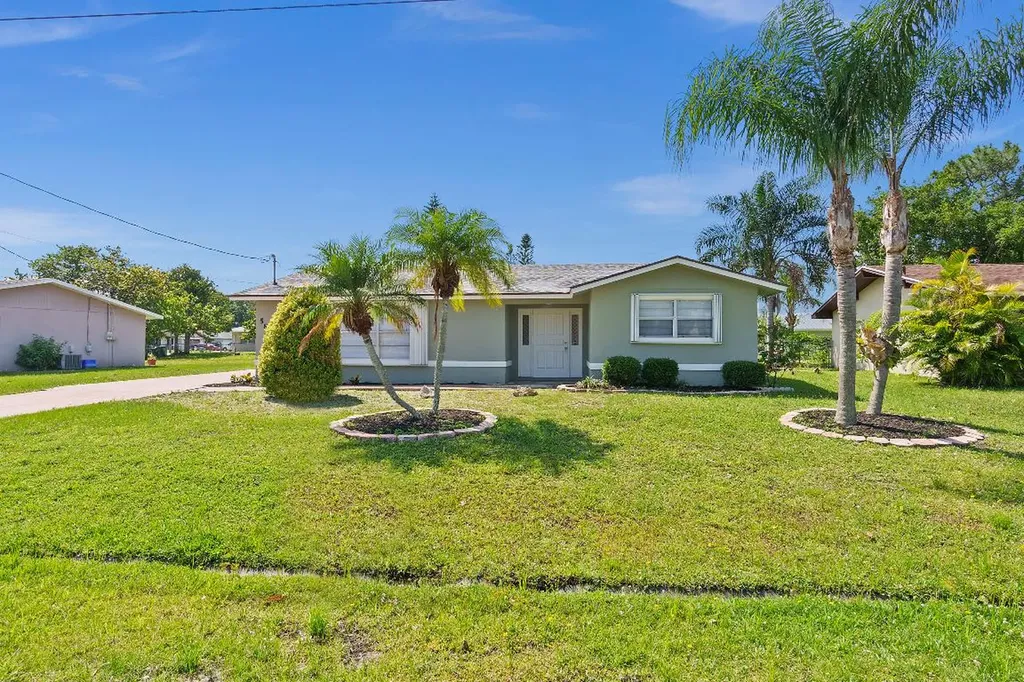 584 SE Greenway Terrace Port St Lucie FL 34983