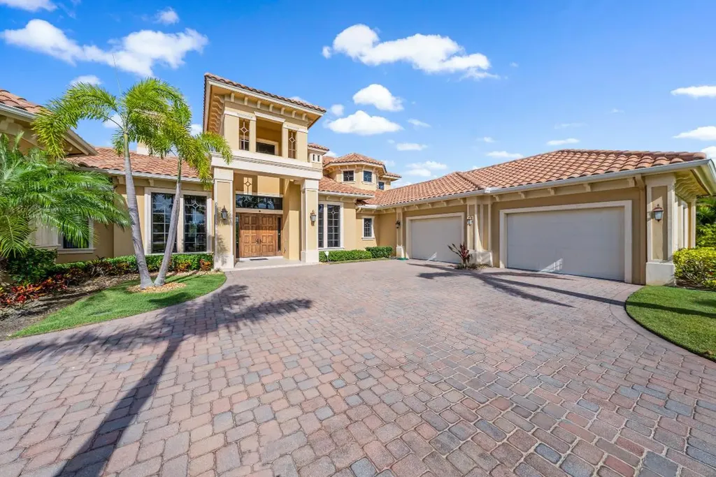 105 SE Fiore Bello Port St Lucie FL 34952