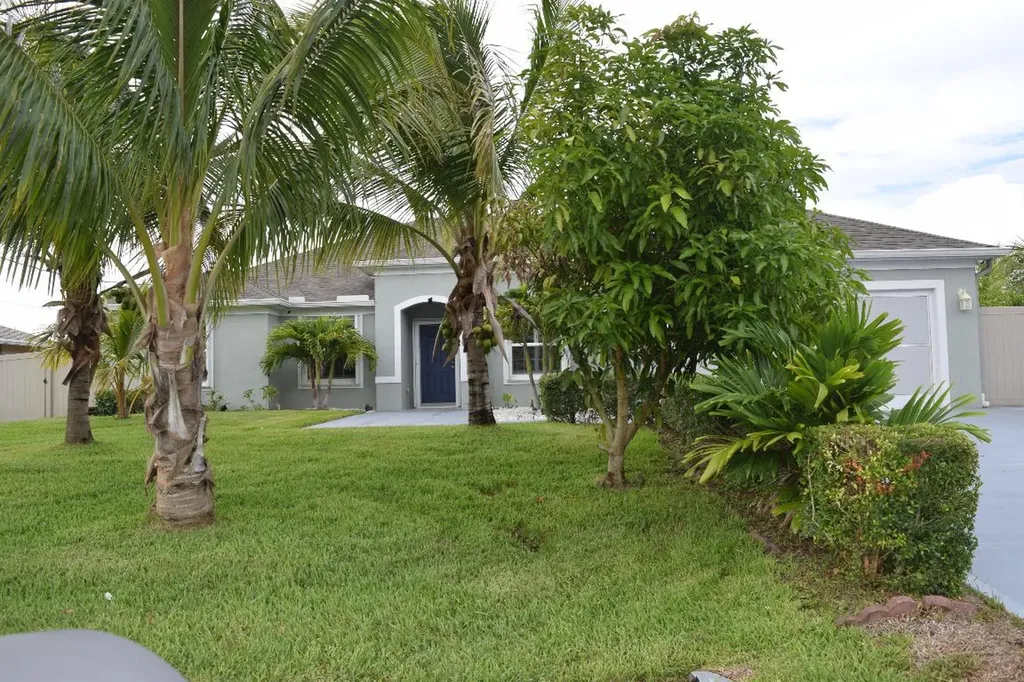 901 SW Haleyberry Avenue Port St Lucie FL 34953