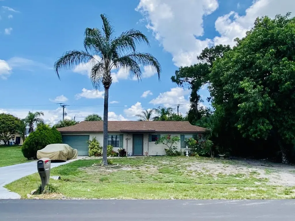 607 SE Chapman Avenue Port St Lucie FL 34984