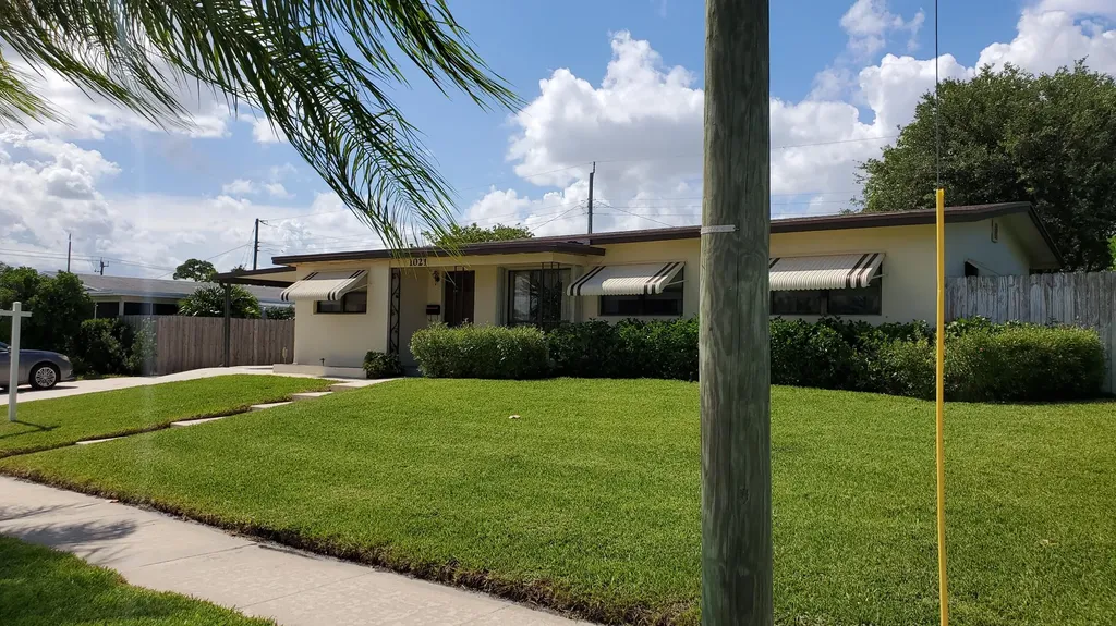 1021 W Bloxham Street Lantana FL 33462