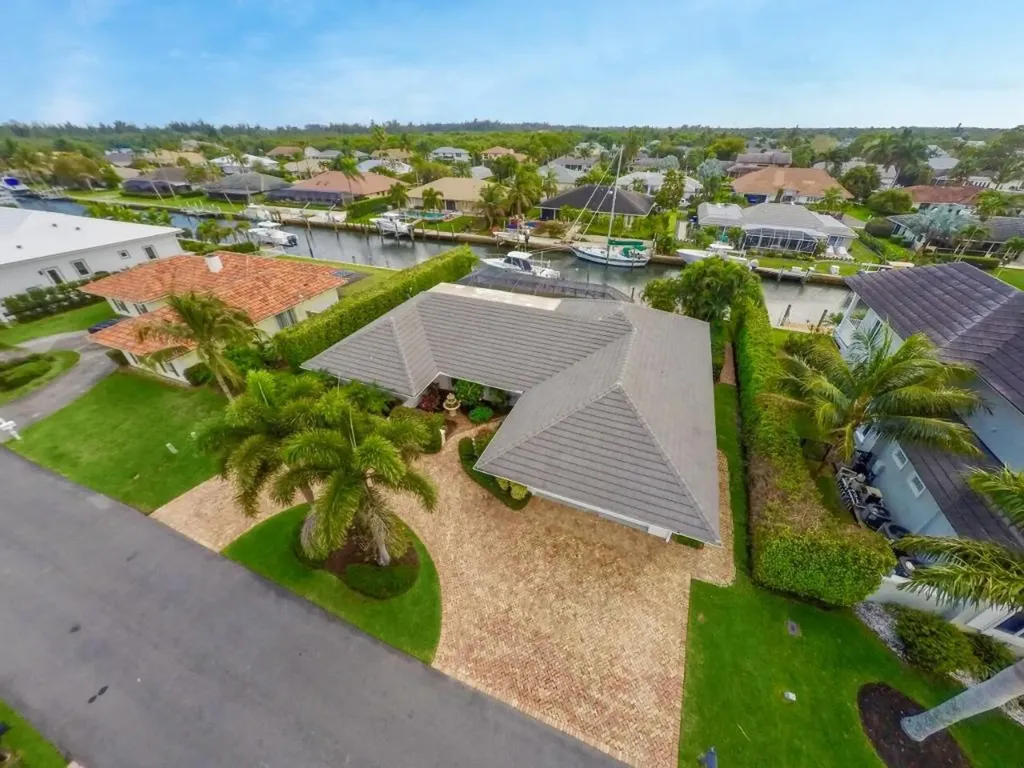 8976 SE Harbor Island Way Hobe Sound FL 33455