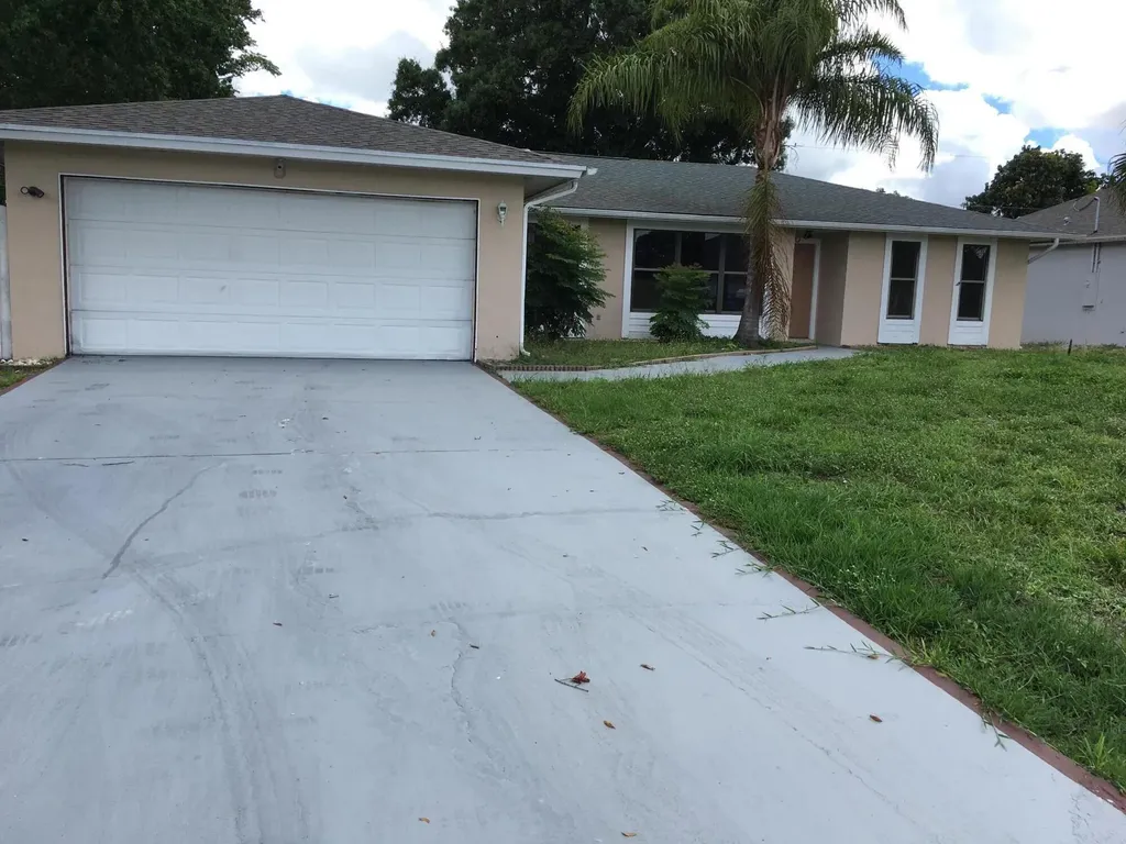 2437 SW Monterrey Lane Port St Lucie FL 34953